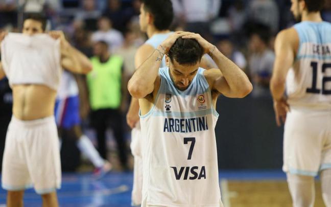 Facundo Campazzo se lamenta tras caer Argentina frente a Rep&uacute;blica Dominicana.