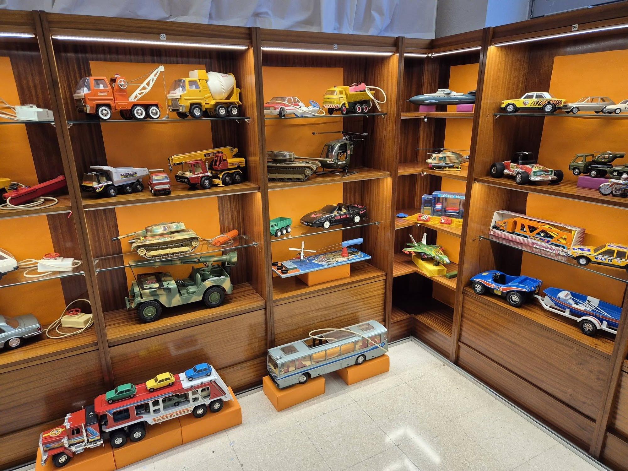 La exposición de Orduña muestra más de 500 piezas, entre ellas de coches y camiones