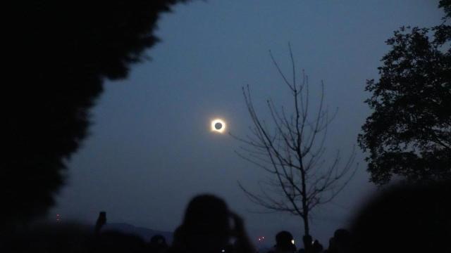 Cientos de personas subieron en Bilbao al mirador de Artxanda para disfrutar del eclipse.