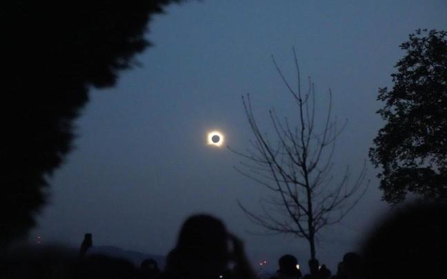 Cientos de personas subieron en Bilbao al mirador de Artxanda para disfrutar del eclipse.
