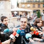 El diputado y portavoz de la Asociación Nacional Infancia Robada (ANIR), Juan Cuatrecasas, atiende a los medios.