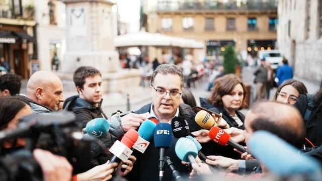 El diputado y portavoz de la Asociación Nacional Infancia Robada (ANIR), Juan Cuatrecasas, atiende a los medios.