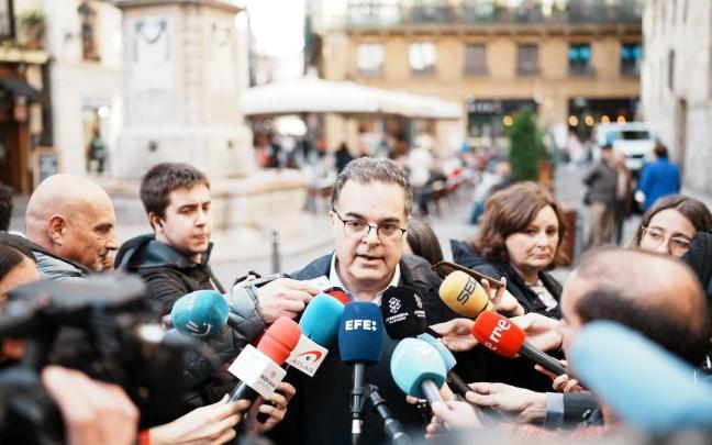 El diputado y portavoz de la Asociación Nacional Infancia Robada (ANIR), Juan Cuatrecasas, atiende a los medios.