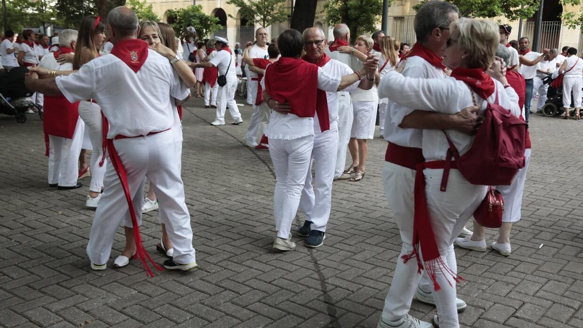 Imagen de archivo de las verbenas con orquesta que siguen en plaza de la Cruz.