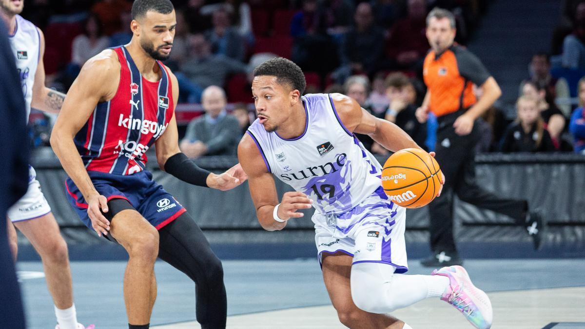 Melwin Pantzar intenta penetrar ante Luwawu-Cabarrot./ ACB PHOTO/M.ESCRIBANO