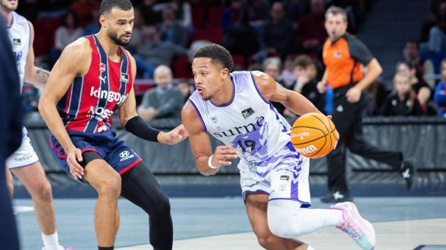 Melwin Pantzar intenta penetrar ante Luwawu-Cabarrot./ ACB PHOTO/M.ESCRIBANO