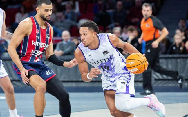 Melwin Pantzar intenta penetrar ante Luwawu-Cabarrot./ ACB PHOTO/M.ESCRIBANO