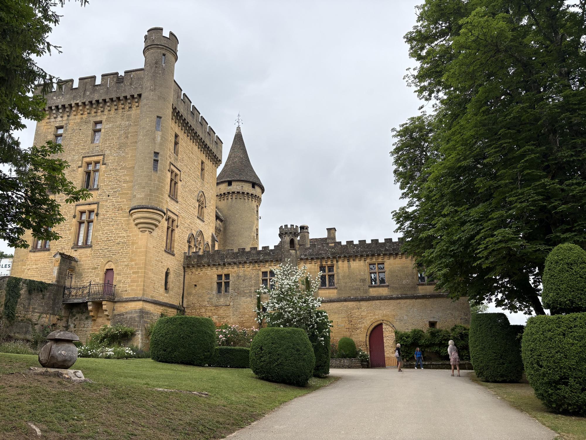 La imponente entrada del Château de Puymartin.