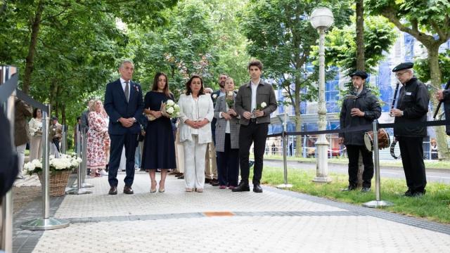 Donostia coloca una placa en memoria de Luis García Lozano, asesinado por ETA en 1991