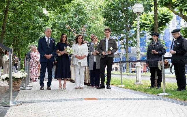 Donostia coloca una placa en memoria de Luis García Lozano, asesinado por ETA en 1991