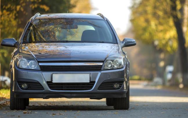 Un turismo aparcado.