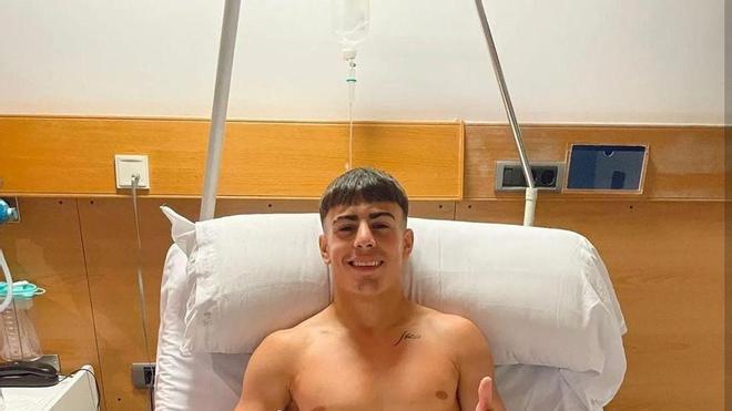 Cristian Canales posa tras ser operado dela rodilla. / N.G.