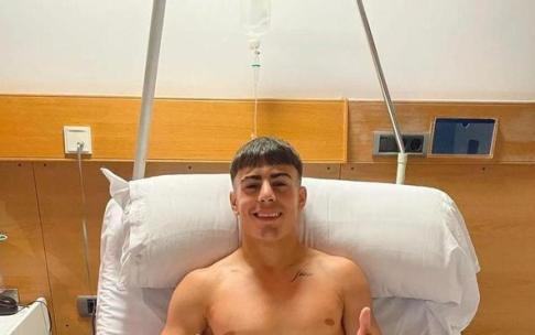 Cristian Canales posa tras ser operado dela rodilla. / N.G.