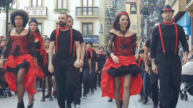 Comparsa en una edición anterior de los Carnavales de Zarautz.
