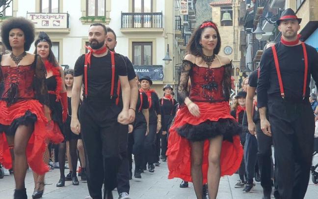 Comparsa en una edición anterior de los Carnavales de Zarautz.