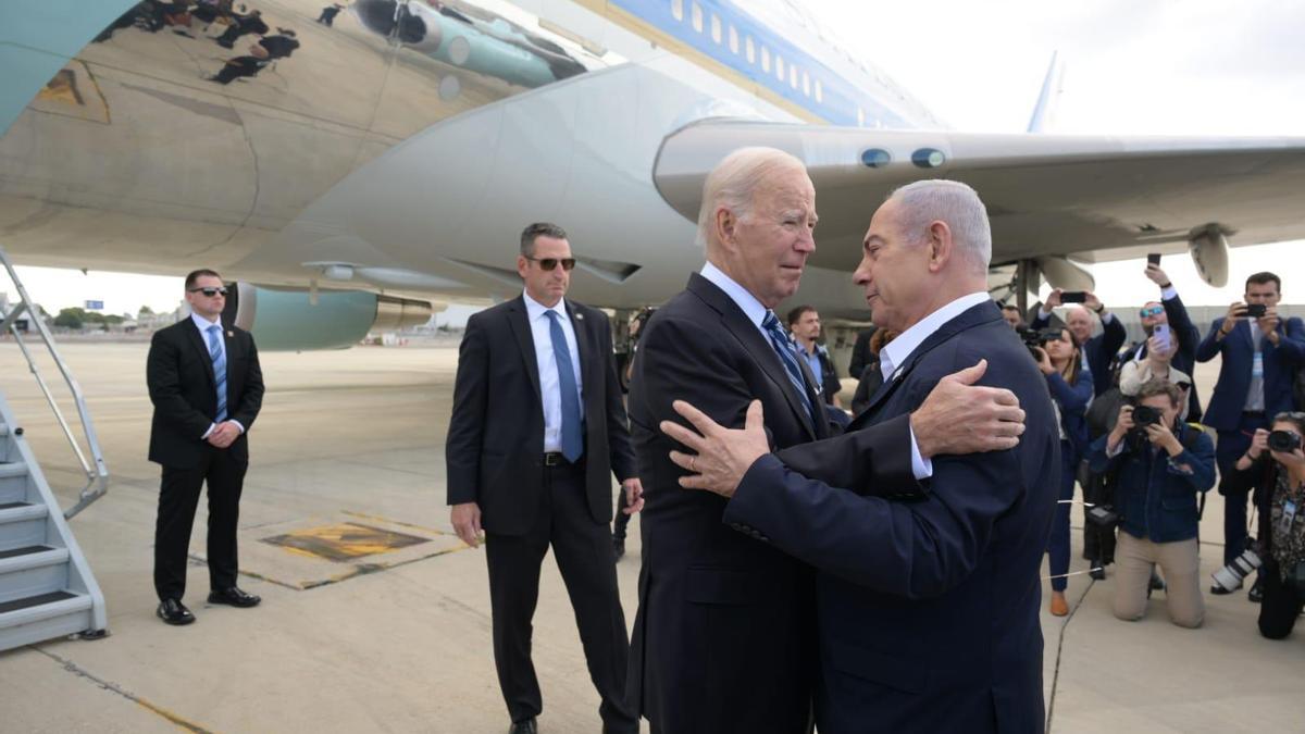 Biden es recibido por Netanyahu a pie de pista.
