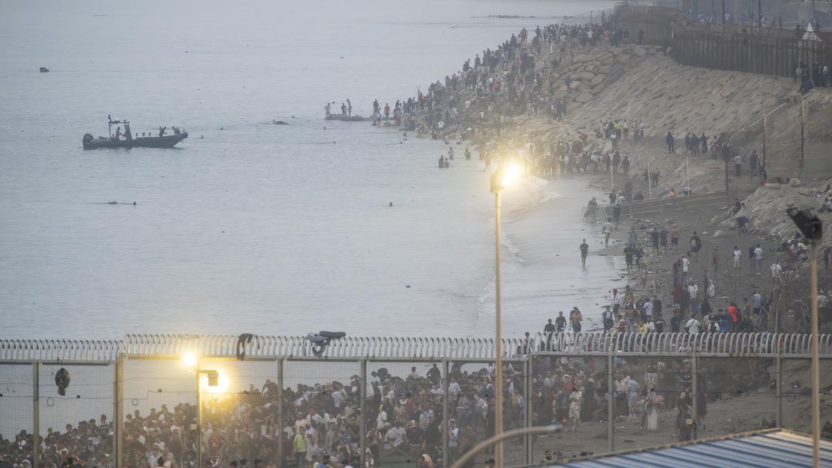 Cientos de personas cruzan la frontera de Ceuta.