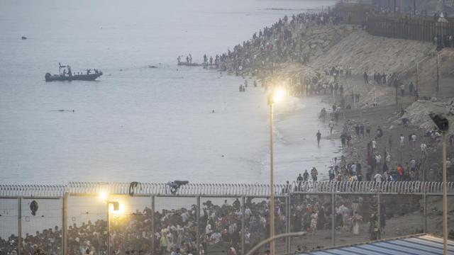 Cientos de personas cruzan la frontera de Ceuta.
