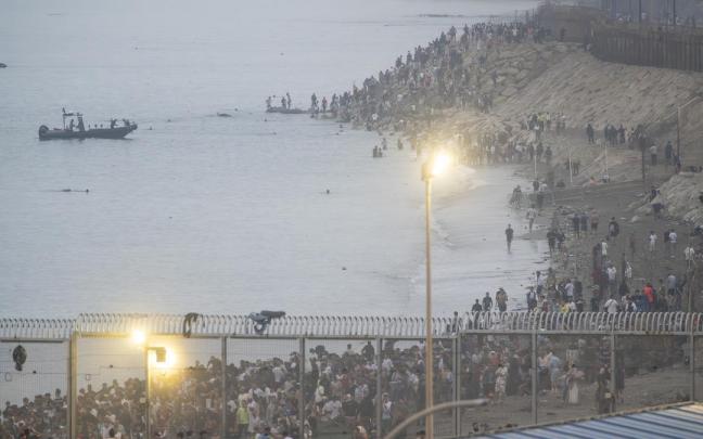 Cientos de personas cruzan la frontera de Ceuta.