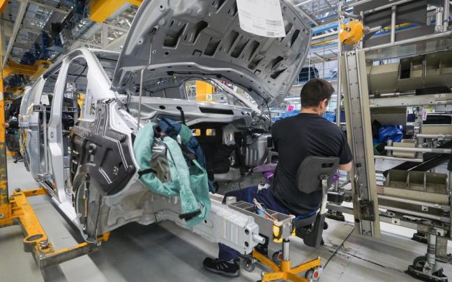 Un operario trabaja en un automóvil