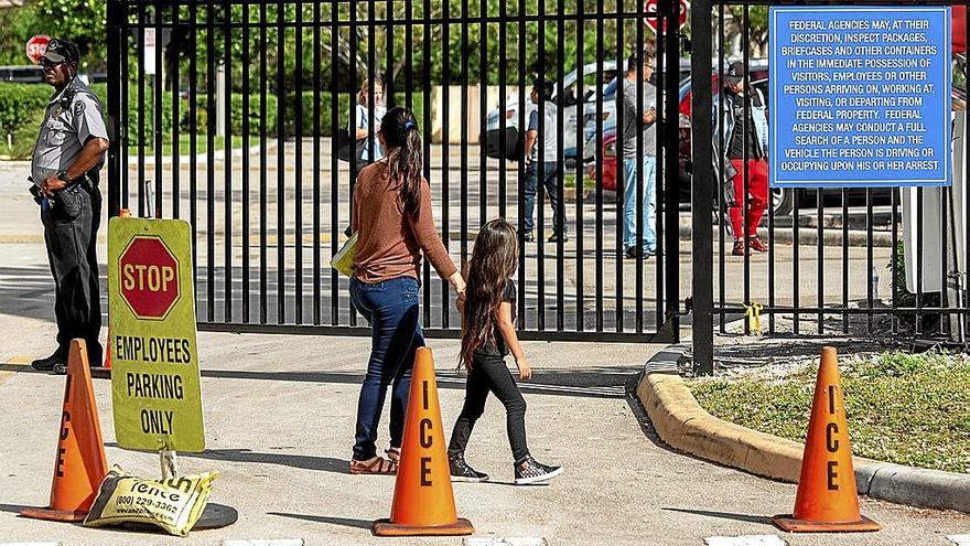 Una mujer y su hija en la entrada de un centro de la Agencia de Inmigración y Aduanas en Miramar, en Florida. | FOTO: E. P.