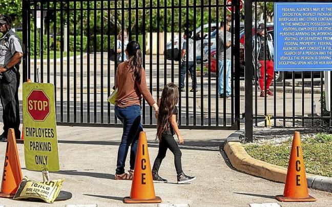 Una mujer y su hija en la entrada de un centro de la Agencia de Inmigración y Aduanas en Miramar, en Florida. | FOTO: E. P.