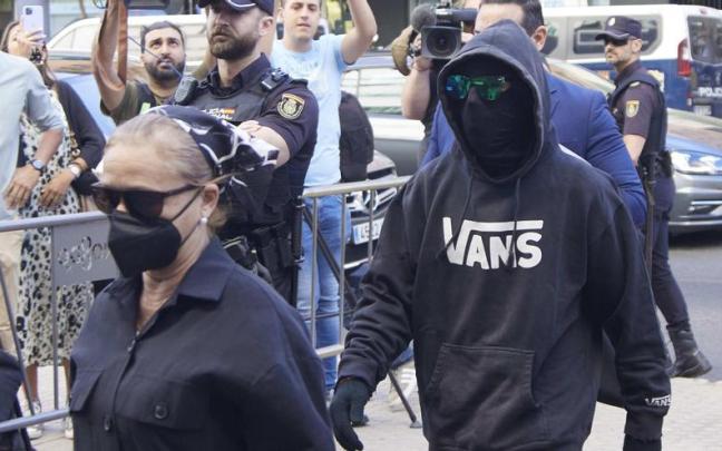 Llegada a los juzgados de Francisco Javier García, conocido como 'El Cuco' y de su madre, Rosalía García. Llegada a los juzgados de Francisco Javier García, conocido como 'El Cuco' y de su madre, Rosalía García.