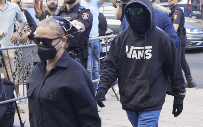 Llegada a los juzgados de Francisco Javier García, conocido como 'El Cuco' y de su madre, Rosalía García. Llegada a los juzgados de Francisco Javier García, conocido como 'El Cuco' y de su madre, Rosalía García.