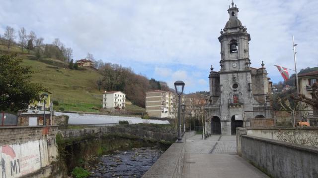 El rio Elduarain baña los pies de la iglesia de San Bartolomé de Ibarra
