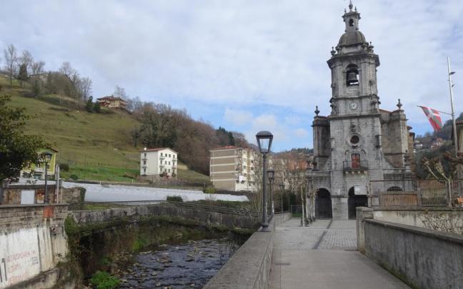 El rio Elduarain baña los pies de la iglesia de San Bartolomé de Ibarra