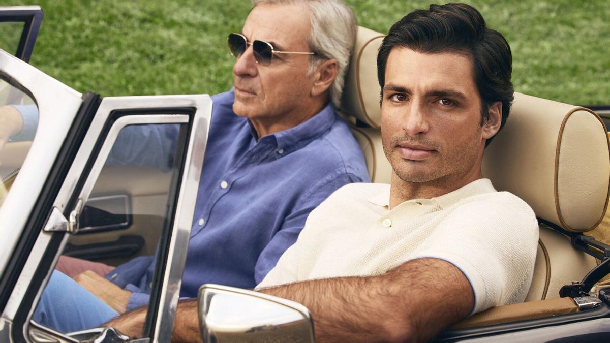 El piloto de 'rallies' Carlos Sainz y su hijo Carlos, posando juntos para Hackett London.