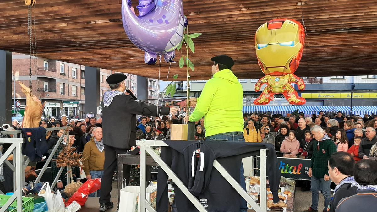 Un momento de la subasta benéfica de San Antón el pasado enero en Amurrio