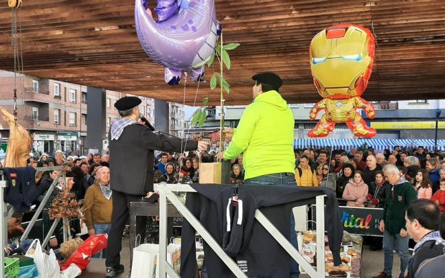 Un momento de la subasta benéfica de San Antón el pasado enero en Amurrio
