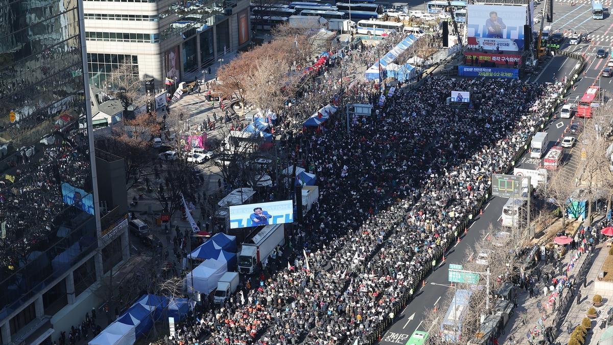 Una manifestación en Seúl protesta contra el juicio político al presidente de Corea del Sur, Yoon Suk Yeol.