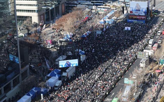 Una manifestación en Seúl protesta contra el juicio político al presidente de Corea del Sur, Yoon Suk Yeol. / EP Una manifestación en Seúl protesta contra el juicio político al presidente de Corea del Sur, Yoon Suk Yeol.