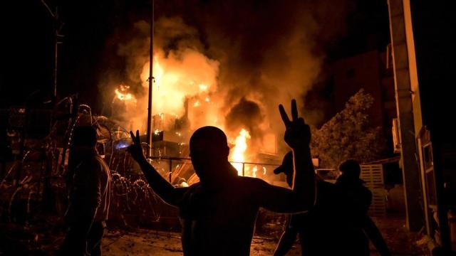 Protestas frente a la embajada estadounidense en Beirut.