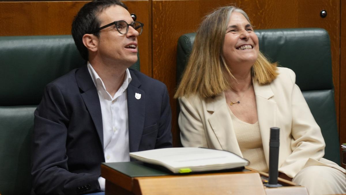 Nerea Kortajarena, junto a Pello Otxandiano en el Parlamento Vasco