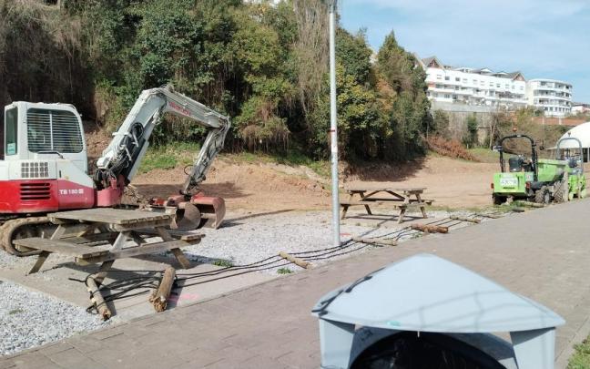 Obras en el parque de Arrobitxulo para renovar el circuito de saltos. Obras en el parque de Arrobitxulo para renovar el circuito de saltos.