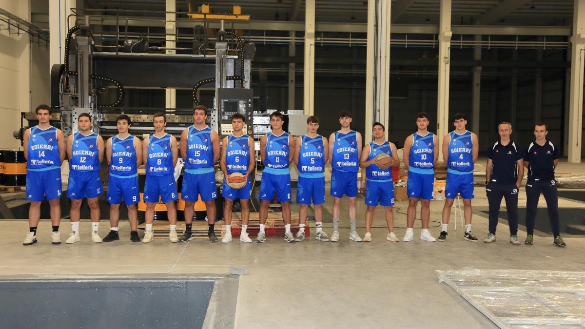 Los jugadores y entrenadores del Goierri, delante de una máquina.