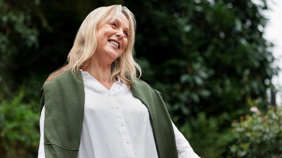 Mujer sonriente en la naturaleza.