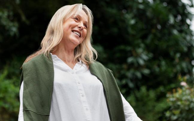Mujer sonriente en la naturaleza.