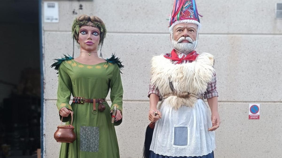 Los gigantes creados por Platero, Sorgiña y Laxaro, fuera de su taller.