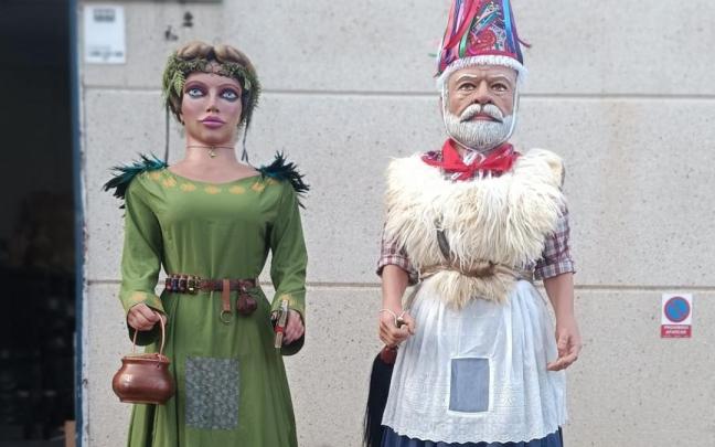 Los gigantes creados por Platero, Sorgiña y Laxaro, fuera de su taller.