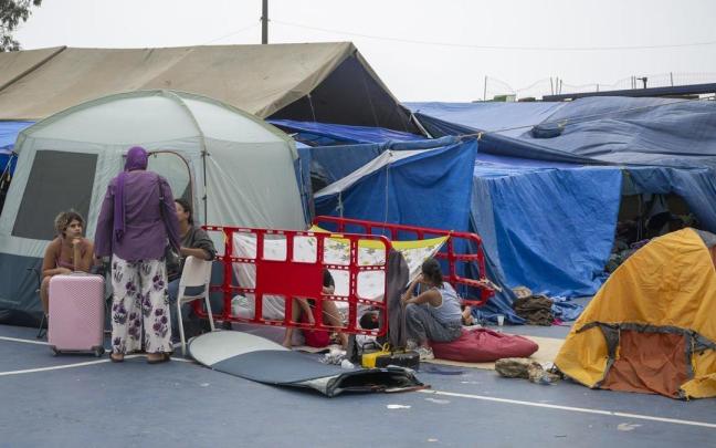 Mujeres migrantes en el polideportivo del barrio de El Príncipe, a 4 de septiembre de 2026, en Ceuta