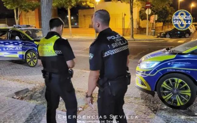 Dos agentes de la Policía Local en una imagen de archivo. / Emergencias Sevilla Dos agentes de la Policía Local en una imagen de archivo.