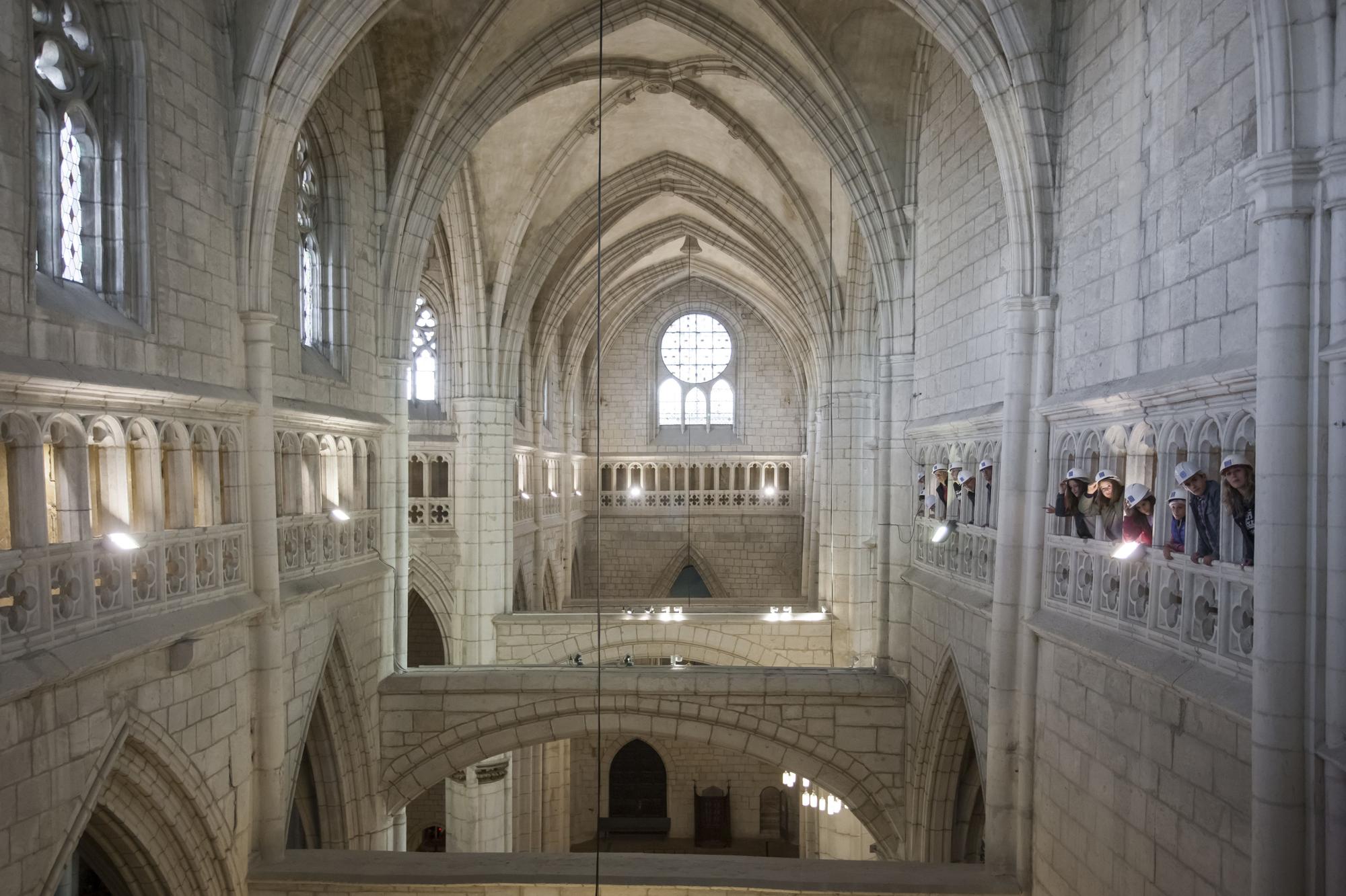 Desde el triforio, una galería elevada que rodea la nave, se puede apreciar la monumentalidad del conjunto.