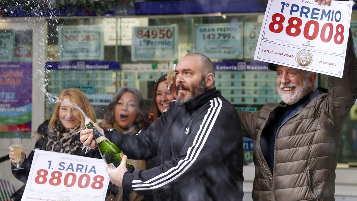 Alegría en la administración de lotería de Alameda Rekalde de Bilbao tras repartir parte del Gordo.