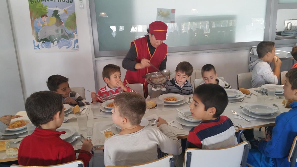 Alumnos en un comedor escolar.