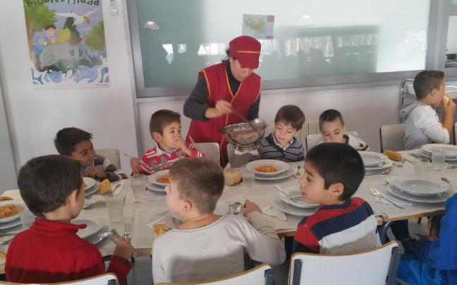 Alumnos en un comedor escolar.
