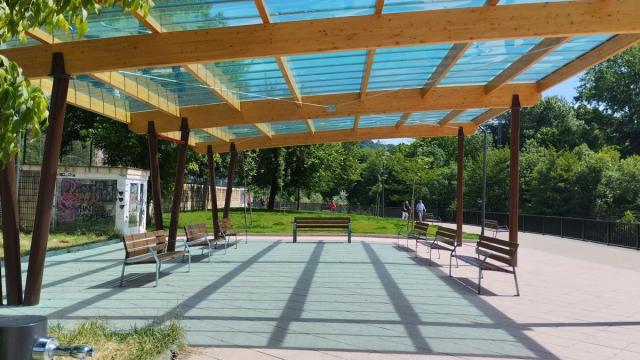 La nueva zona cubierta de Soloarte dispone de bancos para la estancia